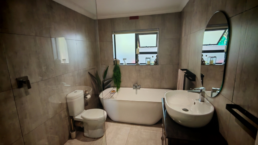 6 Bedroom Property for Sale in Middelburg Eastern Cape